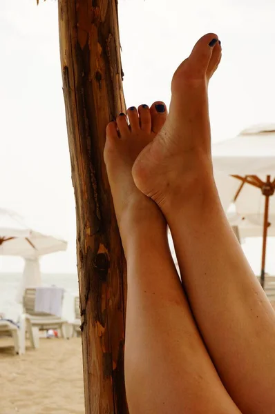 Piedi Una Donna Appoggiata Letto Legno Vicino Alla Spiaggia — Foto Stock