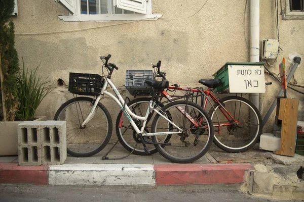 Ποδήλατα Κοντά Στο Κτίριο Τελ Αβίβ Ισραήλ — Φωτογραφία Αρχείου