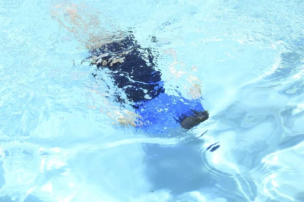 Una Persona Che Nuota Sott Acqua Piscina — Foto Stock