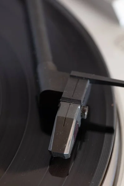 Nahaufnahme Einer Kopfhülle Einem Tragbaren Grammophon Mit Verschwommenem Hintergrund — Stockfoto