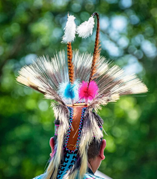 Closeup Shot Head Person Traditional Indian American Festive Hat Feathers — Stock Photo, Image