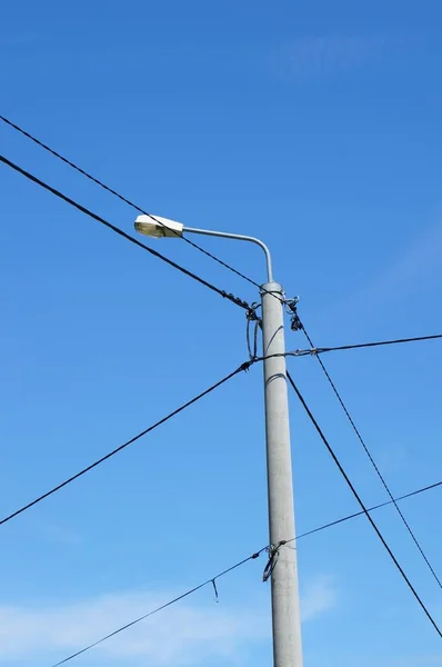 Der Laternenmast Und Die Drähte Mit Dem Blauen Himmel Hintergrund — Stockfoto