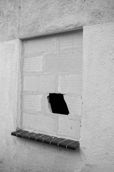 Ein Loch Einem Ummauerten Fenster Mit Betonklötzen — Stockfoto