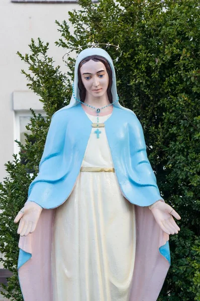 Close Uma Estátua Maria Com Braços Abertos Arbusto Fundo — Fotografia de Stock