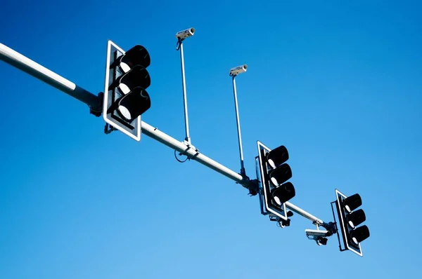 Una Toma Bajo Ángulo Semáforos Cámara Vigilancia Con Cielo Azul —  Fotos de Stock