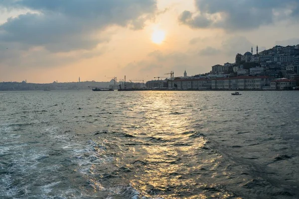 Mar Cercado Por Colinas Cobertas Edifícios Sob Luz Sol Istambul — Fotografia de Stock