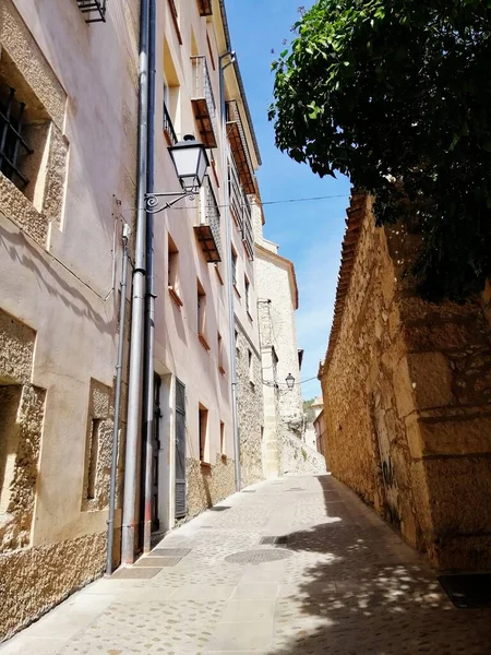 Bela Vista Beco Com Edifícios Antigos Sob Céu Azul Cuenca — Fotografia de Stock