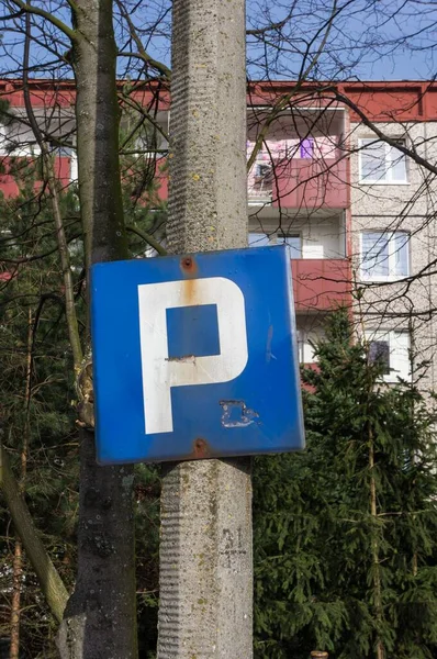 停在混凝土杆子上的蓝色标志的特写镜头 指示停车区域 — 图库照片