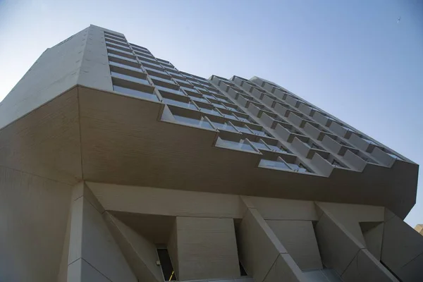 Tiro Ângulo Baixo Apartamento Sob Céu Azul — Fotografia de Stock