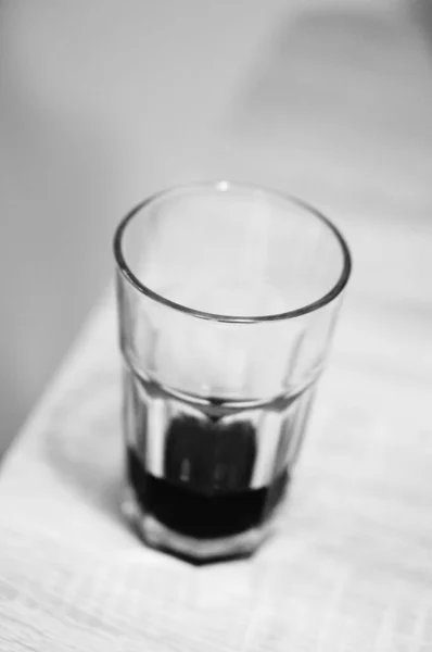 Eine Schöne Aufnahme Eines Leeren Transparenten Glases Auf Einem Weißen — Stockfoto