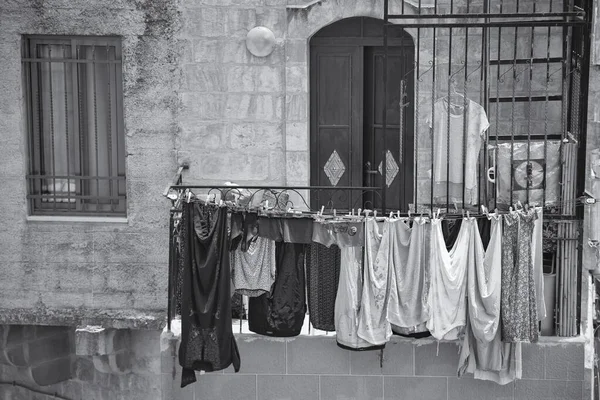 예루살렘의 발코니에서 마르고 세탁물 — 스톡 사진