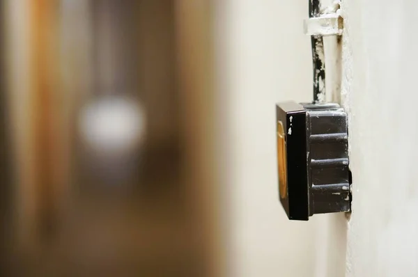 Disparo Enfoque Suave Interruptor Con Alambre Una Pared Blanca — Foto de Stock