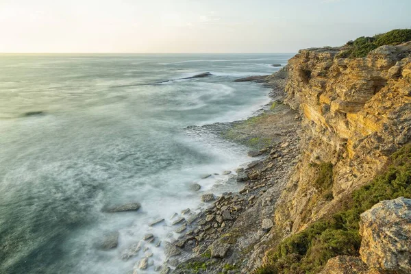 Açık Bir Gökyüzünde Gün Batımı Manzaralı Güzel Bir Deniz Manzarası — Stok fotoğraf