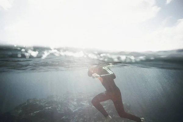 Plongeur Solitaire Dans Mer Par Une Journée Ensoleillée — Photo