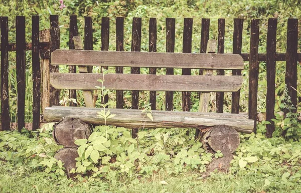 在草甸公园的木制栅栏旁边 一张木制长椅的特写镜头 — 图库照片