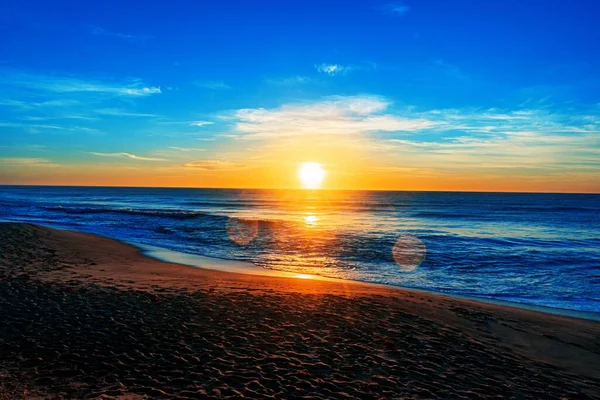 背景に太陽が輝く北入口ビーチの美しいショット — ストック写真
