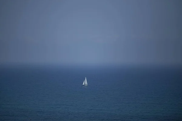 Mar Mediterrâneo Com Barco Distância Israel — Fotografia de Stock