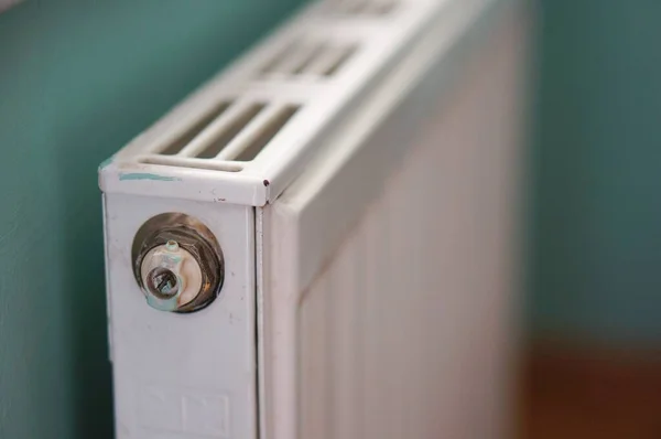 Una Toma Enfoque Suave Viejo Radiador Calefacción Metal Blanco Con —  Fotos de Stock