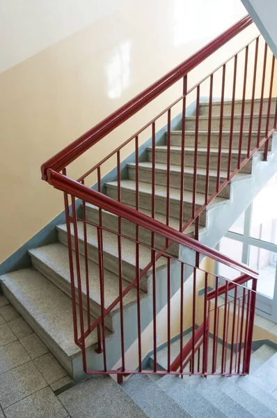 Lépcső Függőleges Képe Piros Korláttal — Stock Fotó