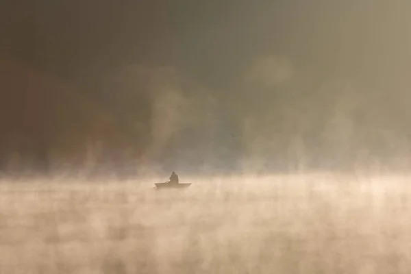 Osoba Łodzi Świerkowym Jeziorze Pokryta Mgłą Pod Słońcem Zachodniej Wirginii — Zdjęcie stockowe
