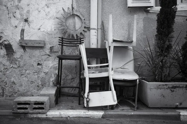Uma Foto Tons Cinza Cadeiras Velhas Cima Umas Das Outras — Fotografia de Stock
