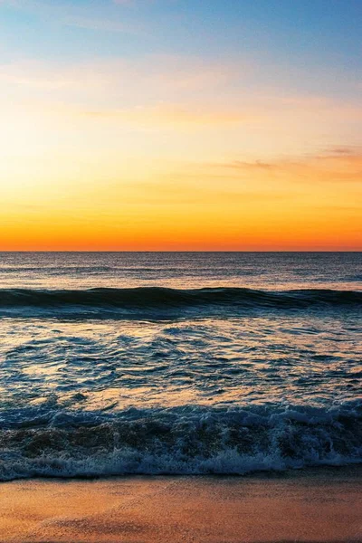 Вертикальный Снимок Северного Входа Пляж Восходе Солнца — стоковое фото