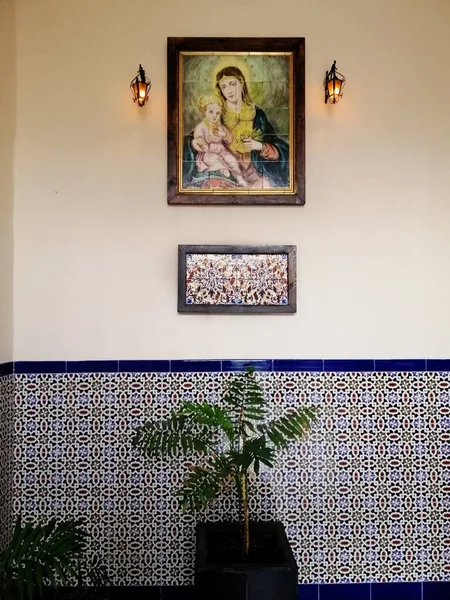 Interior Edificio Blanco Decorado Con Plantas Símbolos Religiosos Córdoba España — Foto de Stock