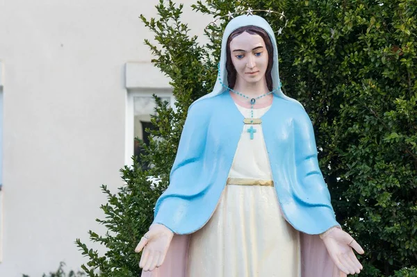 Een Close Van Een Standbeeld Van Maria Met Open Armen — Stockfoto