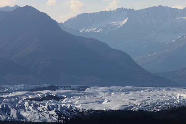 Een Prachtig Besneeuwd Berglandschap Alaska — Stockfoto