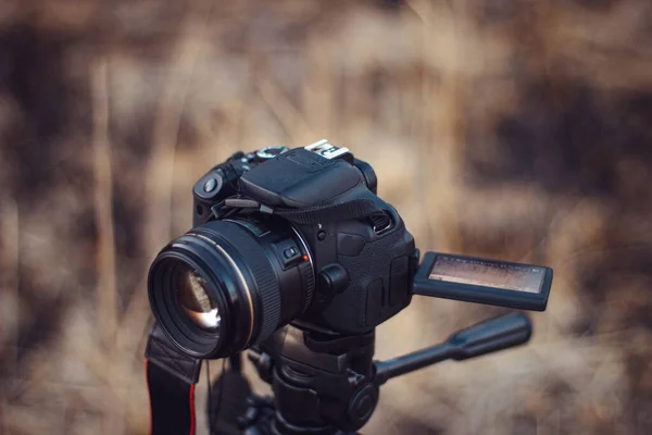 Zbliżenie Ujęcia Profesjonalnej Kamery Fotograficznej Statywie — Zdjęcie stockowe