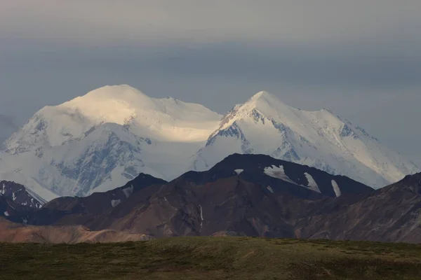 Una Gama Hermosas Altas Montañas Rocosas Cubiertas Nieve Alaska — Foto de Stock