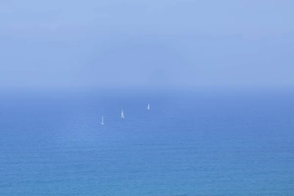 이스라엘의 구름낀 지중해에서 아름다운 보트들 — 스톡 사진