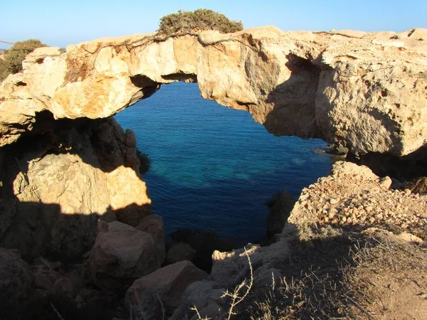 Naturalny Łuk Skalny Otoczony Morzem Parku Narodowym Przylądek Greco Cyprze — Zdjęcie stockowe