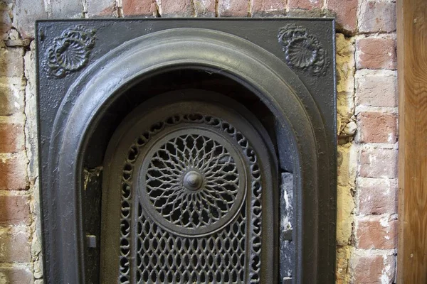Zbliżenie Ujęcie Metalowych Drzwi Kominka — Zdjęcie stockowe