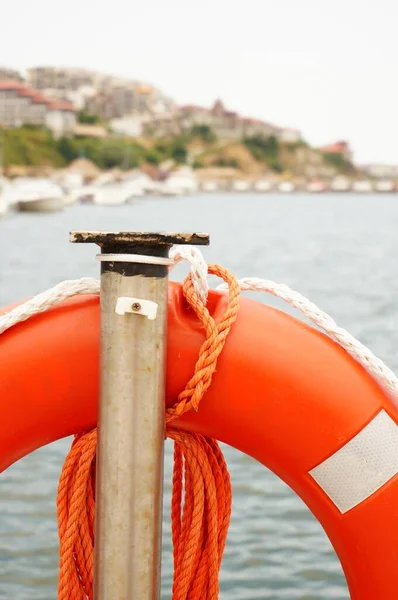 Lifebuoy Can Yelekleri Metal Boruya Bağlanmış Halatlarla Arka Planda Deniz — Stok fotoğraf