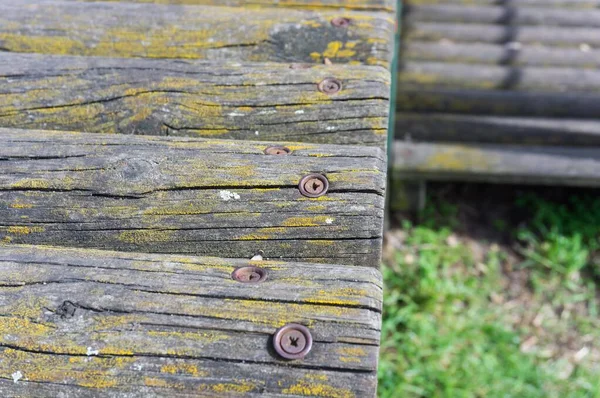 公園内の古い木製のベンチのクローズアップショット 背景に最適です — ストック写真