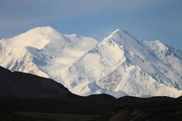 Eine Reihe Von Schönen Hohen Felsigen Bergen Mit Schnee Alaska — Stockfoto