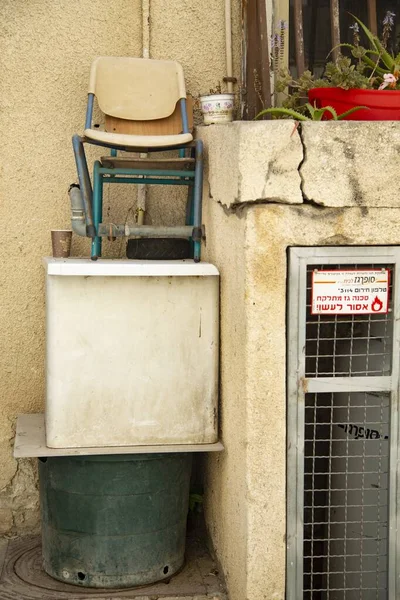 Tiro Vertical Uma Cadeira Cima Uma Caixa Tel Aviv Israel — Fotografia de Stock