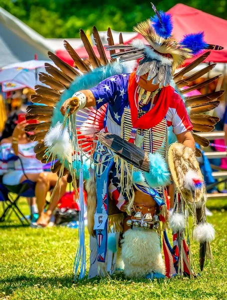 Disparo Vertical Clausura Una Persona Colorido Regalito Festivo Indígena Indígena — Foto de Stock