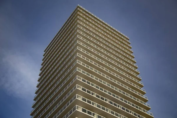 Una Foto Bajo Ángulo Apartamento Bajo Cielo Nublado — Foto de Stock