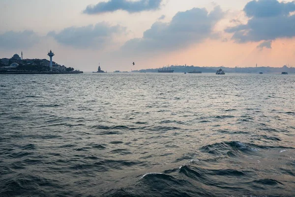Море Окруженное Шипами Покрытыми Зданиями Солнечным Светом Стамбуле Турции — стоковое фото