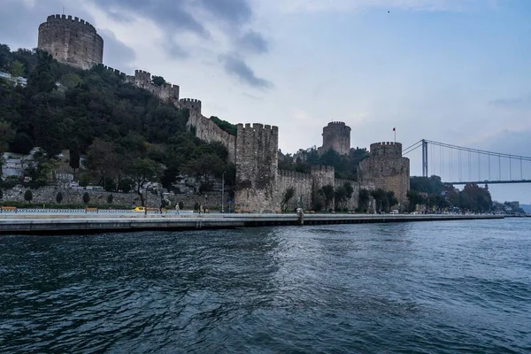 土耳其伊斯坦布尔的Roumeli Hissar城堡被Bosphorus包围在多云的天空之下 — 图库照片