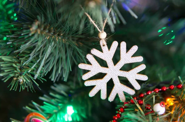 Närbild Bild Dekorativ Snöflinga Hängande Julgran Med Suddig Bakgrund — Stockfoto