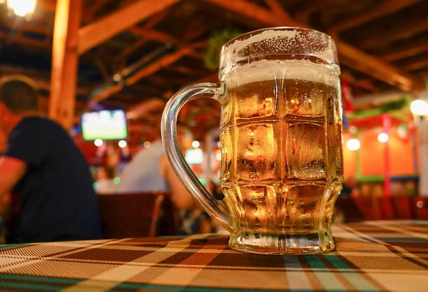 Una Hermosa Toma Vaso Oso Sobre Mesa Pub —  Fotos de Stock