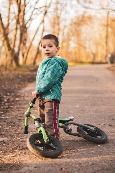 Познан Польша Марта 2020 Года Маленький Мальчик Стоящий Упавшего Велосипеда — стоковое фото