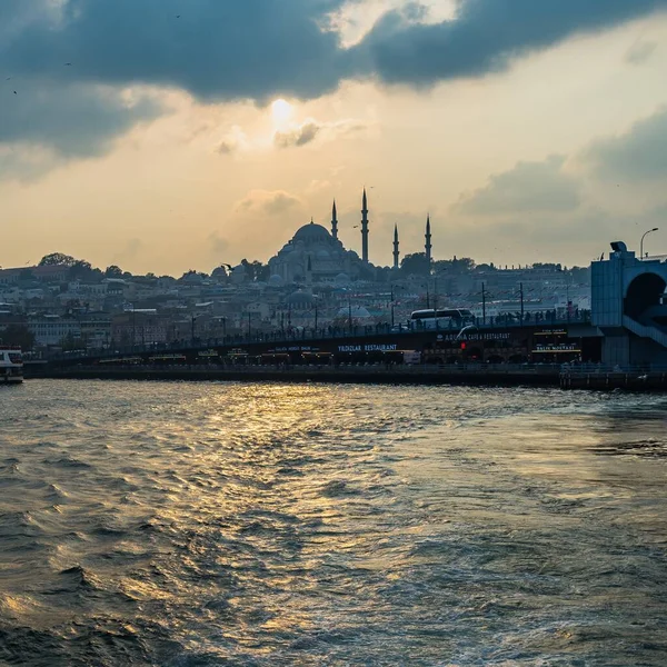 Suleymaniye Moskén Omgiven Byggnader Och Havet Solnedgången Istanbul Turkiet — Stockfoto