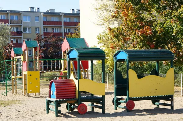 Uma Foto Close Parque Infantil Colorido Árvores Edifícios Fundo — Fotografia de Stock