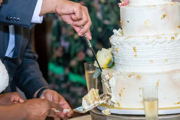 Beautiful Shot Couple Cutting White Wedding Cake — Stock Photo, Image