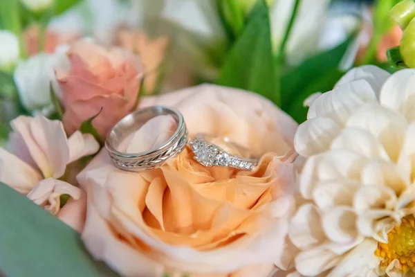 Belo Tiro Anéis Casamento Buquê Flores Coloridas — Fotografia de Stock