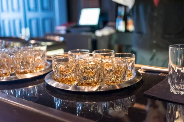 Die Gläser Für Whisky Auf Dem Tisch Eines Restaurants — Stockfoto